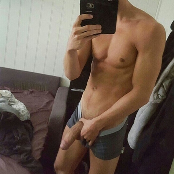 Benader hottiebasje gratis in de gaychat en maak contact met deze 30 jarige gay uit de buurt van Midwolde