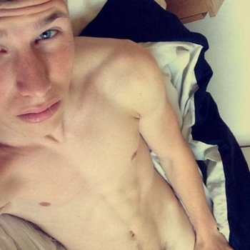 Benader JohnJohn gratis in de gaychat en maak contact met deze 31 jarige gay