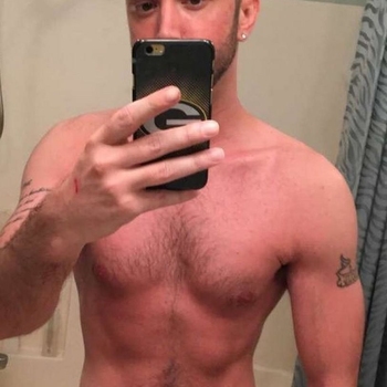 Benader JoRAaRdy gratis in de gaychat en maak contact met deze 36 jarige gay uit de buurt van Zwaagwesteinde