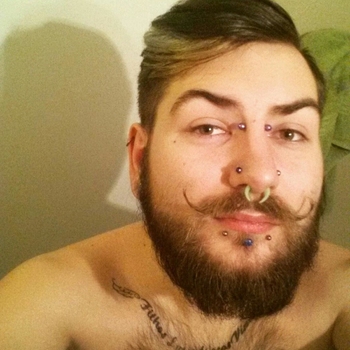 Benader lievegozer gratis in de gaychat en maak contact met deze 36 jarige gay