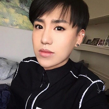 Benader Tung gratis in de gaychat en maak contact met deze 26 jarige gay uit de buurt van Harkezijl