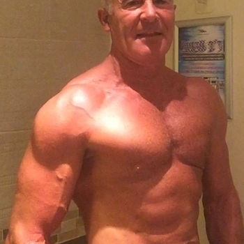 Benader Smaragd gratis in de gaychat en maak contact met deze 67 jarige gay